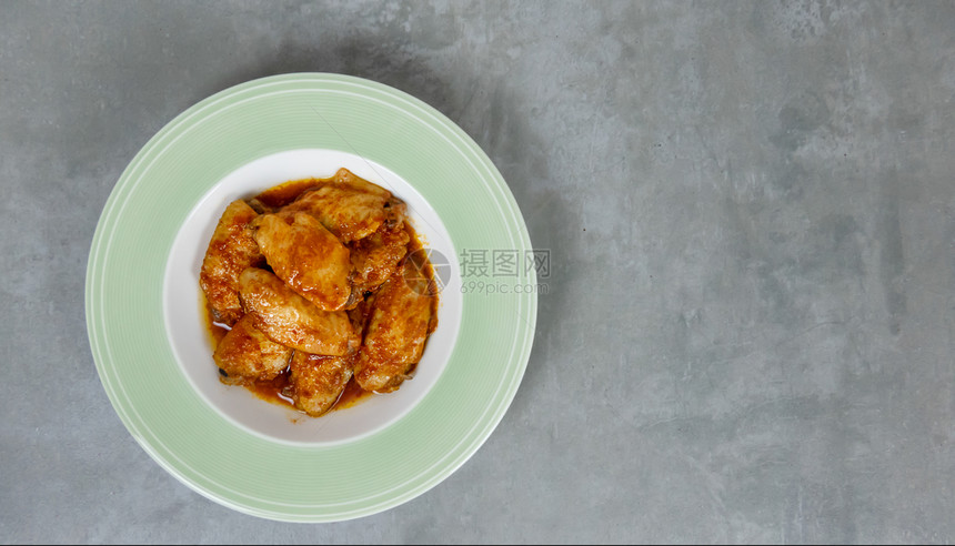 烤鸡翅配辣酱食物背景和复制空间顶视景烤鸡翅图片