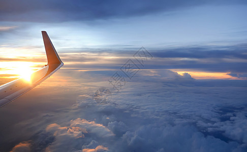 日落时天上飞机的机翼图片