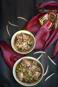 猪肉和香蕉花汤泰国式食品猪肉和香蕉花辣汤背景图片