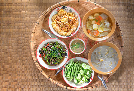 竹盘上泰国式食品的顶端景色图片