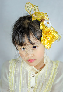 有着金花的亚洲小女孩肖像图片