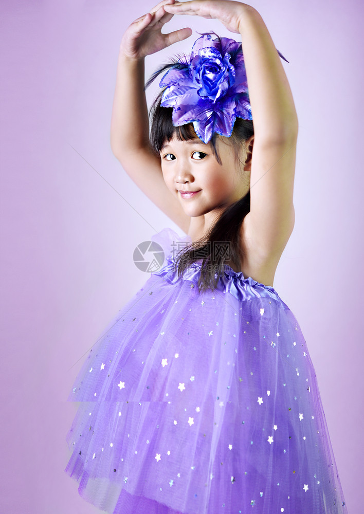 穿紫色裙子的亚洲小女孩肖像图片
