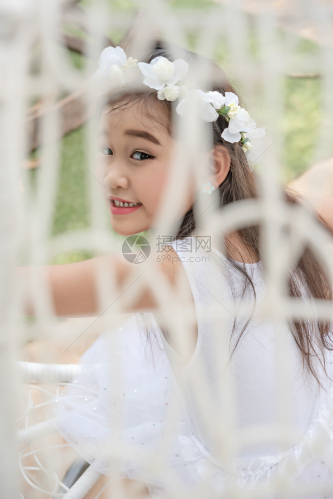 穿着白衣服的亚洲小女孩肖像图片