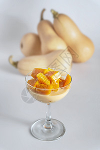 洋葱风格的甜点胡桃和杯子里的椰牛奶图片