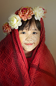 红色小花环可爱的亚洲小女孩头上戴着花圈的朵画上亚洲小女孩的肖像背景