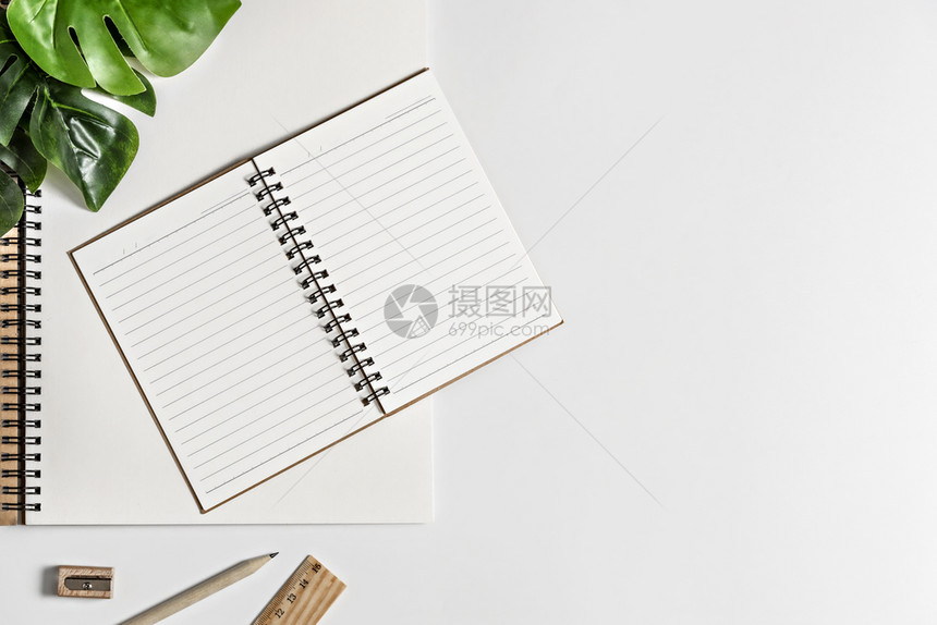 白色办公桌平整有空白笔记本用品和咖啡杯图片