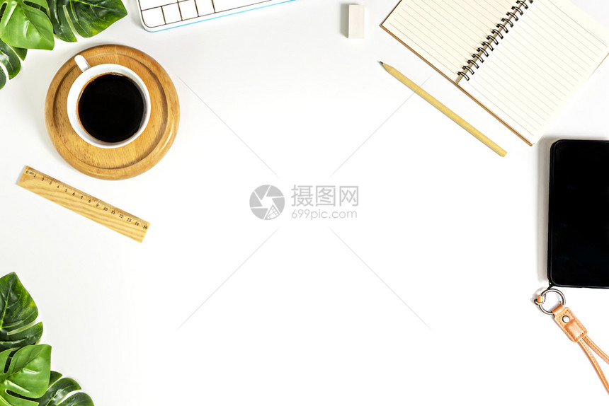 白色办公桌平整有空白笔记本用品和咖啡杯图片