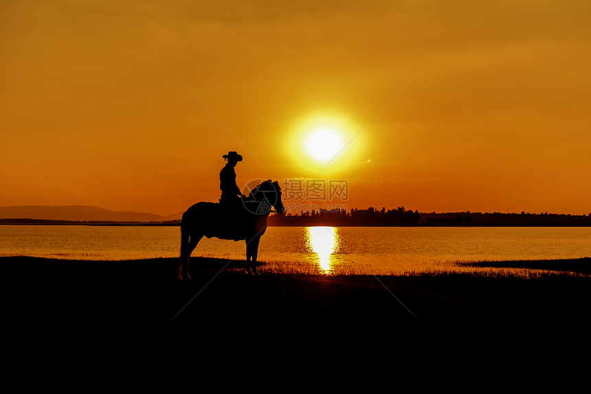 在日落风景背下骑着马图片