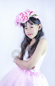 黑头发的亚洲小女孩身着一朵花头戴着黑发的亚洲小女孩图片