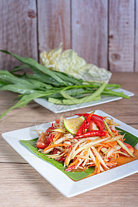 桑塔姆辣味木瓜沙拉最受欢迎的泰国菜配新鲜蔬菜辣味木瓜沙拉最爱的泰国菜背景