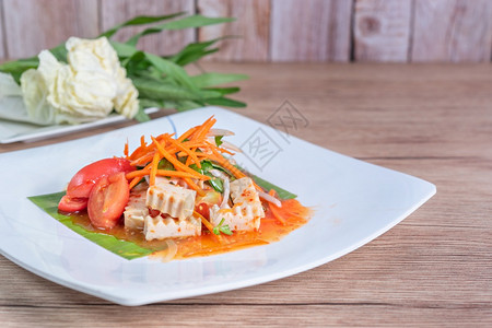 辣沙拉加猪肉香肠和混合蔬菜泰国风格的烹饪加猪肉香肠图片