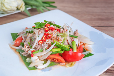 辣沙拉猪肉异麦和新鲜蔬菜泰国式食品辣沙拉图片