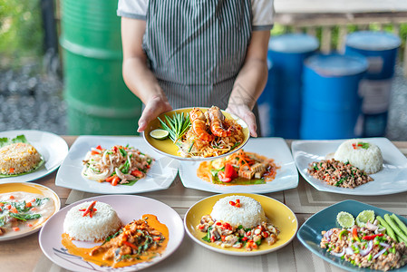 满的亚洲食物准备吃满的亚洲食物图片