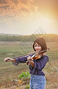 手放小提琴的亚洲可爱小女孩图片
