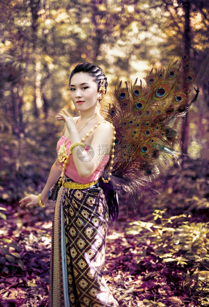 传统亚洲服装中的美女肖像传统亚洲服装中的妇女图片
