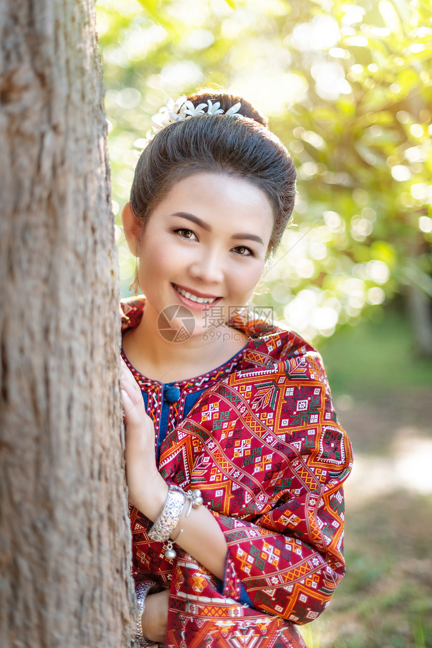 传统亚洲服装中的美女肖像传统亚洲服装中的妇女图片