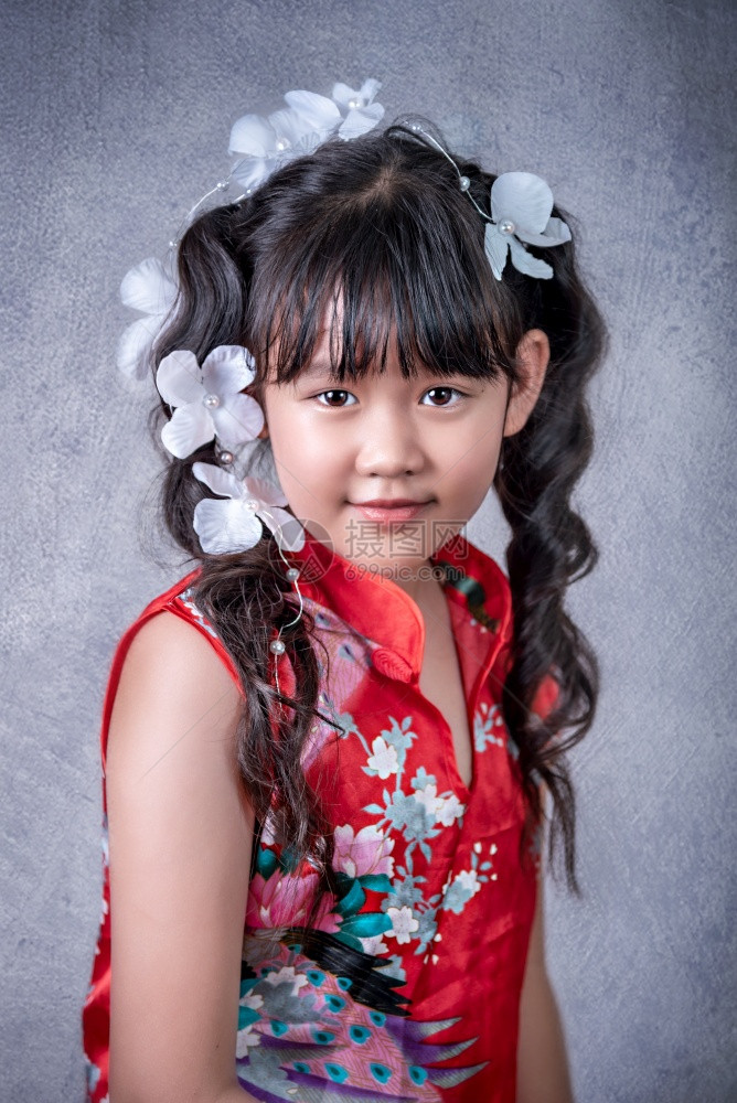 穿红裙子的亚洲小女孩肖像图片