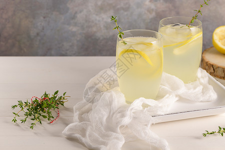 冷柠檬水或含迷迭香的酒精鸡尾图片