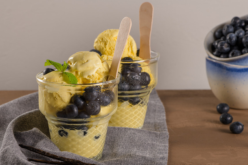 香草冰淇淋和黑莓在玻璃杯里图片