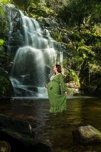 妇女在瀑布附近的自然双恋风景中怀孕图片