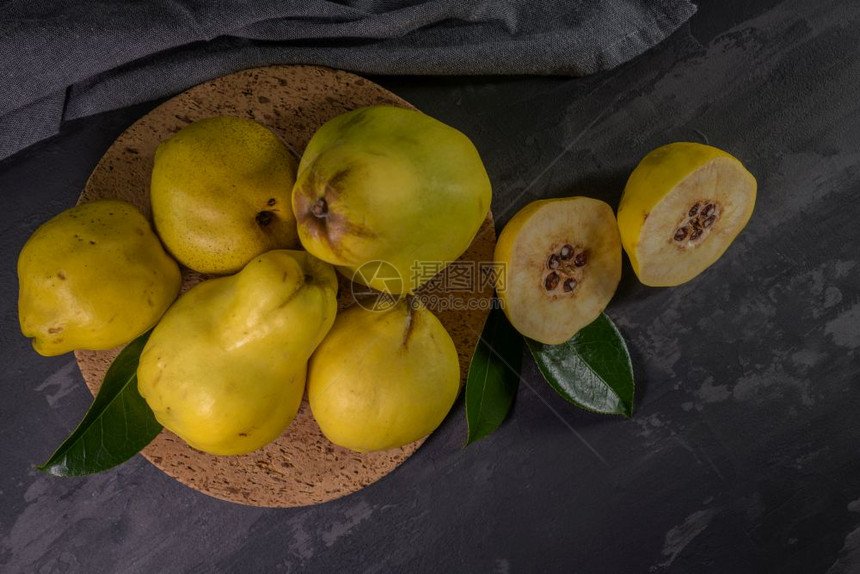 黄金或苹果王后水和五分熟的配有黑色生锈背景的手工艺软木板上的种子图片