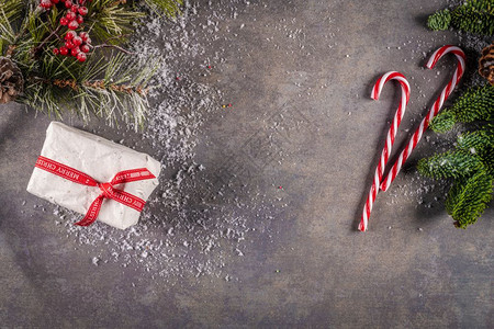 圣诞背景礼物松锥红条纹手杖FirFir分支的背景Xmas和新年快乐组成背景图片