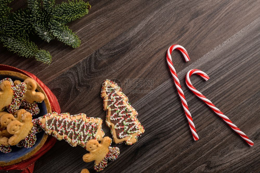 圣诞假日背景有姜饼干糖果甘蔗和长青木桌圣诞和新年食品圣诞装饰和木本上的糖果图片