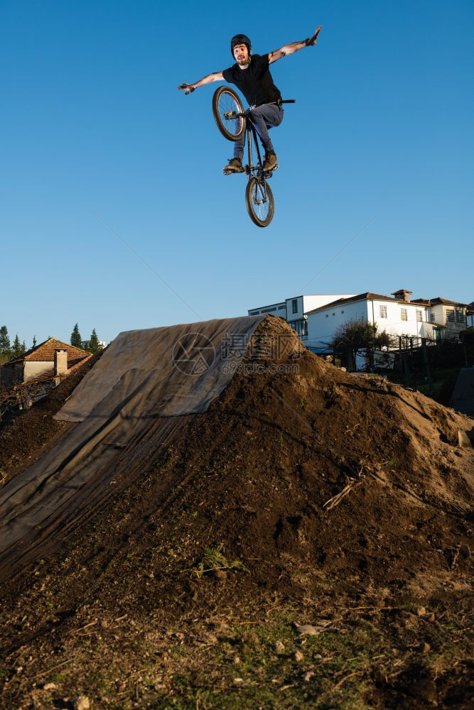 BMX自行车在泥土轨道上跳过足迹图片