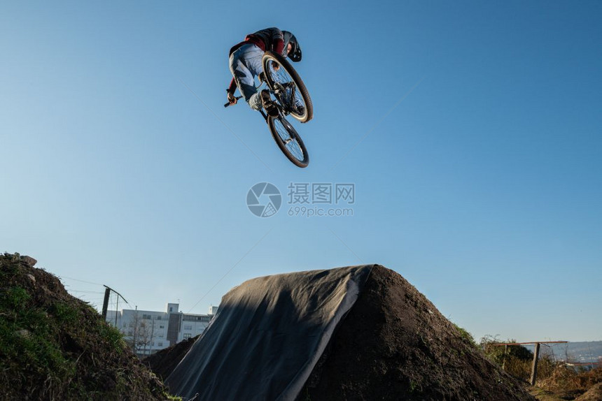 MTBBike在泥土轨道上跳过足迹图片