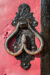旧金属门用木制红漆门背景的黑手柄真实物的概念特写背景图片