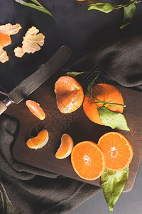 新鲜红橘或子含色底的树叶背景图片