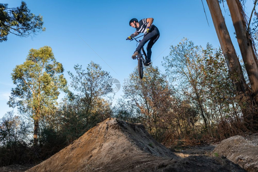 BMX自行车在泥土轨道上跳过足迹图片