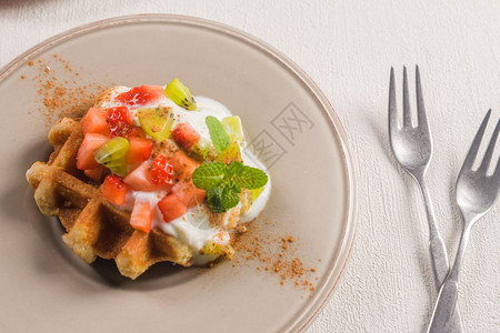 健康营养概念鸡蛋饼加草莓酸奶甜点早餐图片