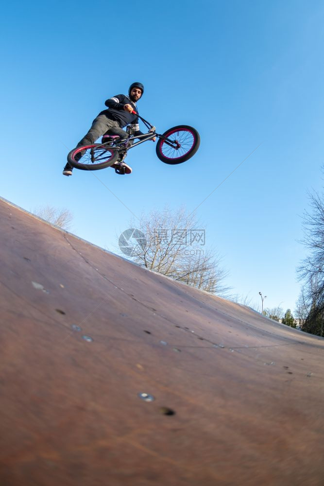BMX跳进滑板公园的木制坡道图片