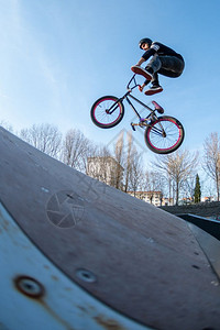 BMX跳进滑板公园的木制坡道背景图片