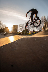 BMX跳进滑板公园的木制坡道背景图片