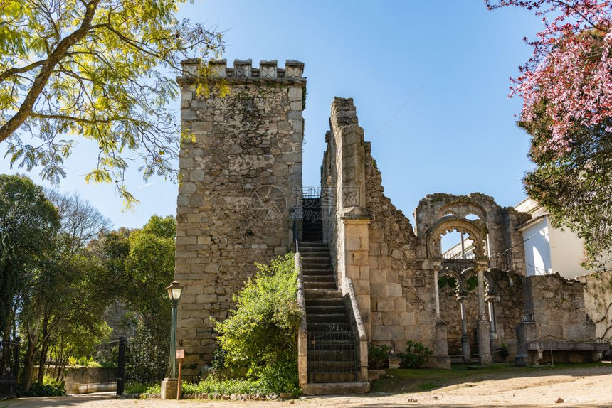 葡萄牙埃沃拉公共园Evora共园的假鲁因斯人于18建造使用来自其他几个当地纪念碑废墟的材料其中大部分是Manueline和Mud图片