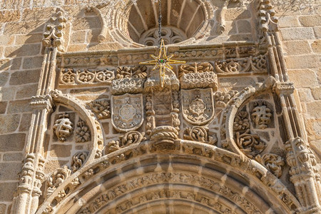 葡萄牙VilaNovadeFozCoa镇主要广场教区堂的门拱细节图片