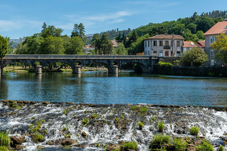 维兹河和阿尔科斯德瓦尔德韦兹村在明荷葡萄牙高清图片