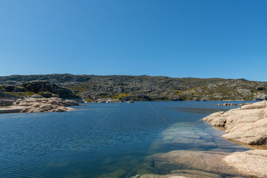 LagoaComprida是葡萄牙SerradaEstrela自然公园最大的湖泊图片
