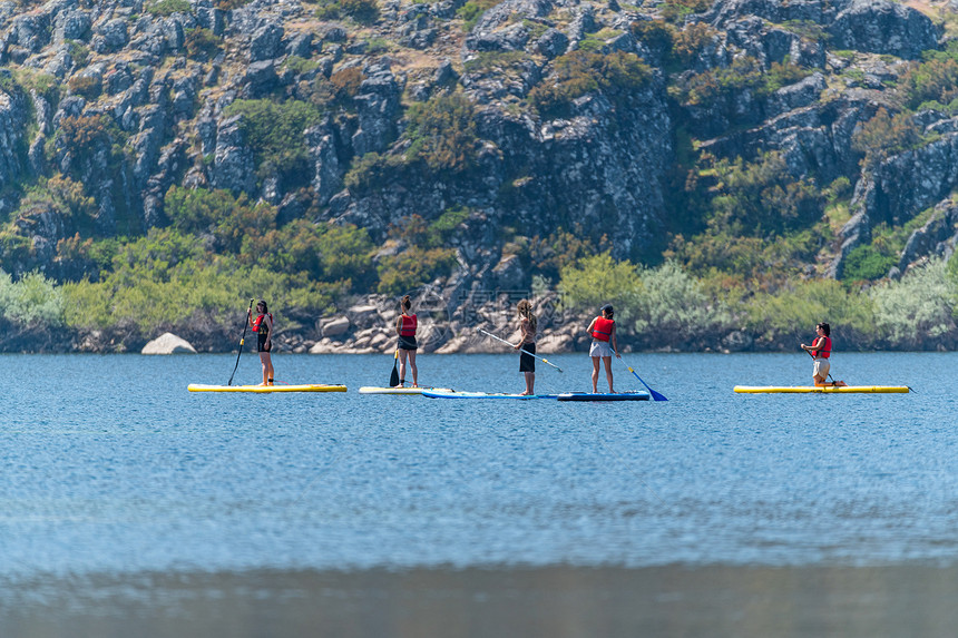 站起来在湖面上湖边的水上运动葡萄牙塞拉达埃斯特雷拉公园LagoaComprida的户外旅游活动图片