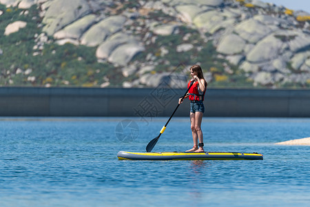 让氧多起来站起来在湖面上湖边的水上运动葡萄牙塞拉达埃斯特雷拉公园LagoaComprida的户外旅游活动背景