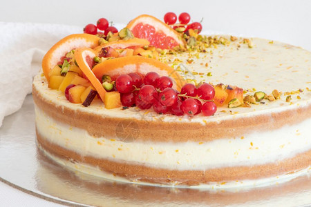 土制香草生日蛋糕装饰橙子桃和鹅莓在桌脚上隔绝庆祝派对蛋糕图片