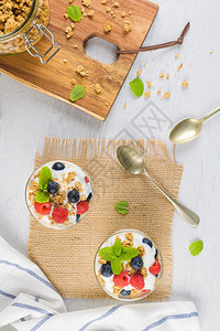 格拉诺黑莓和酸奶俯视图图片