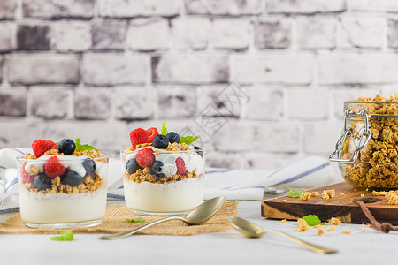 健康美食概念格拉诺黑莓和酸奶背景图片