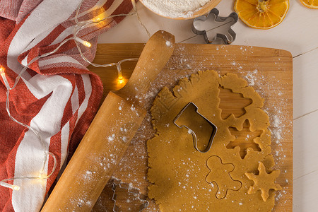 圣诞饼干和厨房柜台的饼干剪刀图片