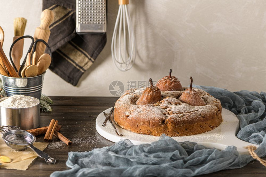美味的蛋糕有梨子姜汁和肉桂在黑暗的厨房柜台图片