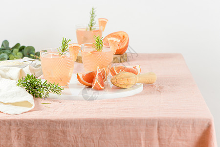 茶叶果汁杯子上装着迷迭香清新夏季鸡尾酒图片