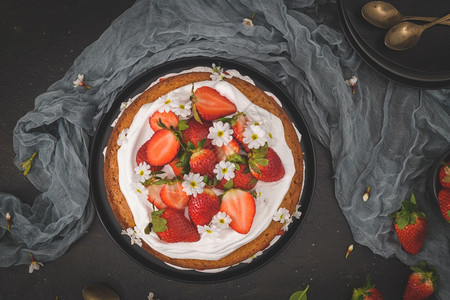 俯视图自制草莓奶油蛋糕图片