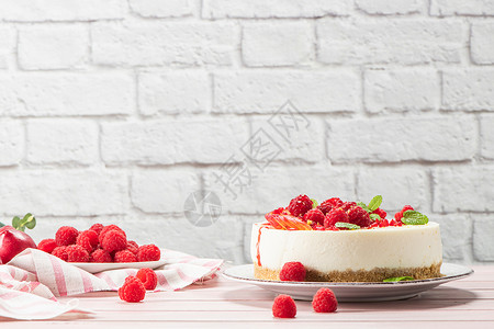 芝士蛋糕加新鲜的草莓梅子和薄荷叶图片